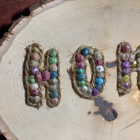 Handmade HOME sign brasswood with shells and jute rope - Picture 4 of 5